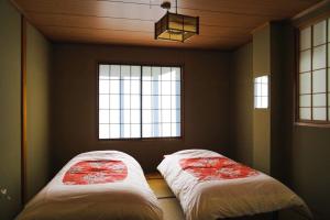 汤泽町Koizumiya - Vacation STAY 14238v的带2扇窗户的客房内的2张床
