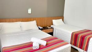 伊达贾伊Itajaí Express Residence的酒店客房 - 带两张床和毛巾