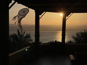 索瓦马The Precious Guesthouse的日落时分从房子欣赏海景
