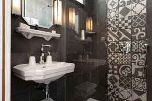 巴黎法布里克酒店的一间带水槽和镜子的浴室