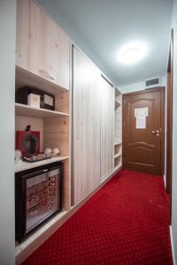 旧瓦马Km ZerO - Vama Veche的小房间,有红地毯和门