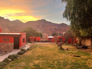 蒂尔卡拉Posada Con Los Ángeles的一座有红色房子和山底的村庄