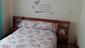 卡迪夫Weaver's House B and B的卧室配有一张墙上鲜花的床