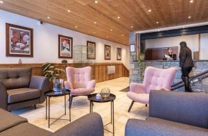 葱仁谷尼日普伦苏公寓式酒店的沙龙里一个配有粉色椅子和女人的等候室