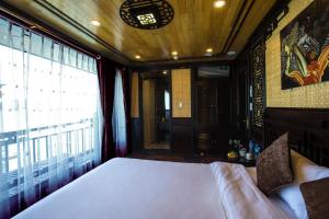吉婆岛Cozy Boutique Cruise的一间卧室设有一张大床和一个大窗户