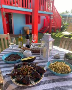 法哈多Sunrise Cottage的餐桌上放有食物和酒杯的盘子