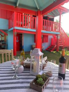 法哈多Sunrise Cottage的一张桌子,上面放着一瓶葡萄酒和酒杯