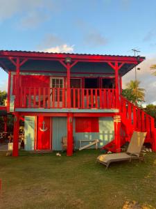法哈多Sunrise Cottage的带阳台和甲板的红色房屋