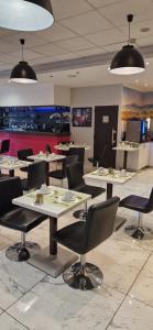 佩皮尼昂B&B HOTEL Perpignan Centre的用餐室配有桌椅和灯光
