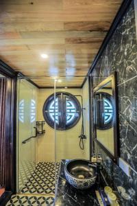 吉婆岛Cozy Boutique Cruise的一间带水槽和镜子的浴室
