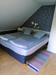HenånLägenhet naturnära i Henån的一张床上有两个枕头的房间