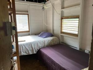 Granja Integral Luz Del Corazon的小房间设有两张床和窗户