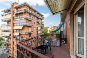 都灵Torino Pitagora Functional Flat的享有建筑景致的阳台