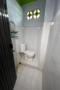特尔纳特岛OYO 92892 Aini Homestay的一间带卫生间和窗户的小浴室