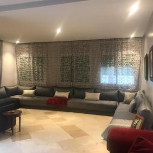 乌季达Villa sur le golf d'Oujda avec piscine privée的客厅里设有一张大沙发