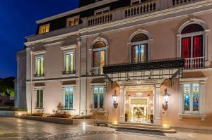 里斯本奥利斯拉帕帕里斯酒店 - 世界顶级酒店的一座白色的大建筑,配有灯光