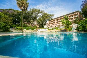里斯本奥利斯拉帕帕里斯酒店 - 世界顶级酒店的酒店前方的大型游泳池