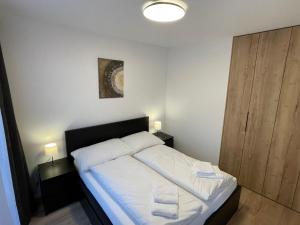 斯维特Apartmán Gréner的一间卧室配有一张床,上面有两条毛巾