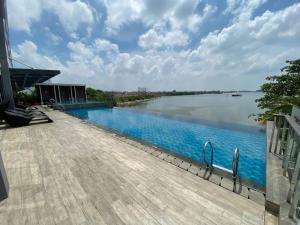 巴淡岛中心Peaceful Sea view Cozy APT at Batam Center - By MESA的河景游泳池