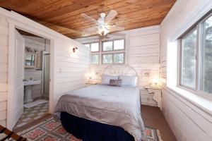 杜兰戈CR 213 - 3 Bedroom的一间卧室配有一张床和吊扇