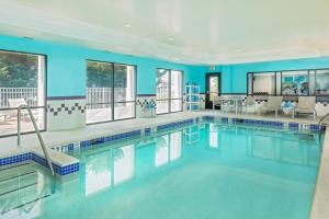 赫尔希万豪春季山丘套房公园附近赫尔希酒店的一个带蓝色墙壁和窗户的游泳池