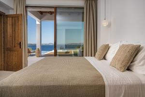 马蒂亚斯Thesan Villas的一间卧室设有一张床,享有海景