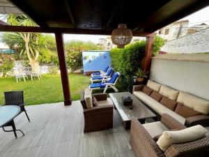 卡拉德米哈斯Beach and Golf House La Cala de Mijas的天井配有沙发、椅子和桌子