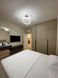 斯库台3H apartment ,Vienna Residence的卧室配有一张白色大床和一台平面电视。
