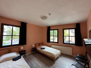菲尔特豪景园酒店的一间卧室设有两张床和两个窗户。