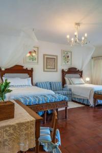 San Rafael del YumaSunny Vacation Villa No 56的一间卧室配有两张床和一张桌子及椅子