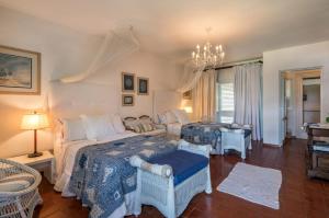 San Rafael del YumaSunny Vacation Villa No 56的一间卧室配有一张床、两张桌子和一个吊灯。