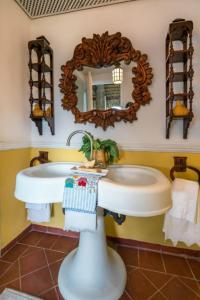 San Rafael del YumaSunny Vacation Villa No 56的浴室设有白色水槽和镜子