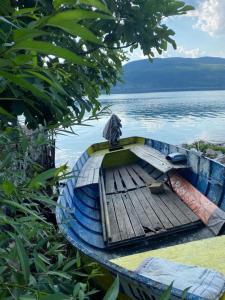LinROLEO Guest House的坐在水体岸边的小船