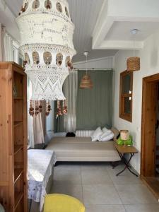 凯麦尔Beach Villas的一间卧室,在房间内配有一个大吊灯