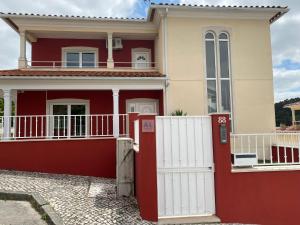 莱里亚Amazing Scorpion´s House Leiria的白色的红色房子,有白色的围栏
