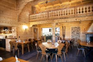 格里翁Miroir d'Argentine的餐厅拥有木墙和桌椅