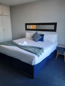 德班Unit 95 Oceanic - Self Catering, North Beach的一间卧室,卧室内配有一张大床
