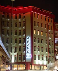 里泽Grand 464 Otel的建筑的侧面有标志