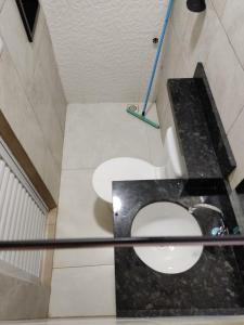 里约布兰科Condomínio DINASEG的一间位于客房内的白色卫生间的浴室