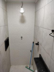 里约布兰科Condomínio DINASEG的一间带拖把淋浴的浴室