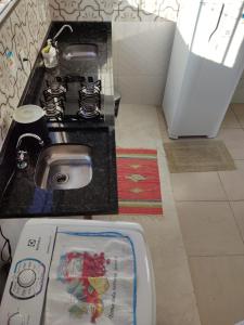 里约布兰科Condomínio DINASEG的客房内设有带水槽和炉灶的厨房