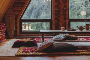 阿拉木图Sabay Sai Wooden Guesthouse in The National Park的一间房间,地板上配有两个枕头和一张桌子