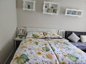 DivitzFerienwohnung 2 Am Park的一间卧室配有一张带花卉床罩的床