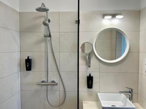 布达佩斯Christina Residence的带淋浴、水槽和镜子的浴室