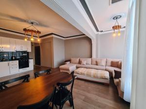 Centrally located apartment near beach in Alanya Oba的休息区