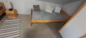 沃尔芬比特尔Studio-Apartment Braunschweig in Wolfenbüttel的一间卧室配有一张带枕头的木床