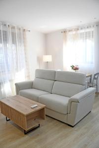 阿雷纳斯德圣佩德罗Edulis 1的客厅配有白色沙发和茶几