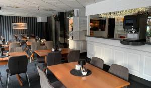 波多博德酒店的一间带桌椅的餐厅和一间酒吧