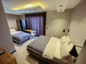 巴尔滕Hostel Amasra的一间卧室配有两张床和镜子
