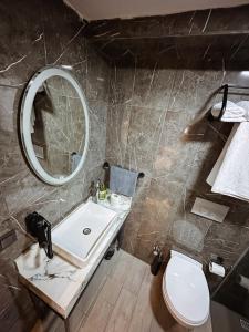 巴尔滕Hostel Amasra的一间带水槽、镜子和卫生间的浴室